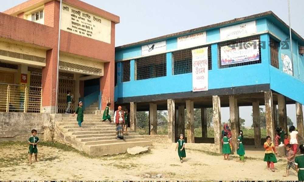 বিদ্যালয়ে শিক্ষকদের সময়মতো উপস্থিতির অভাব: শিক্ষার্থীরা ফিরে যাচ্ছেন
