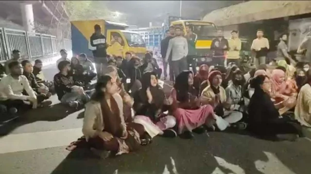 তেজগাঁওয়ে পলিটেকনিক শিক্ষার্থীদের মধ্যরাতে বিক্ষোভ