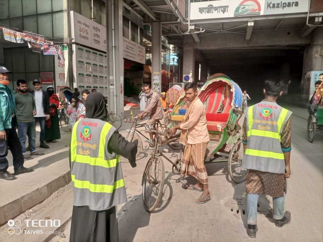 উল্টো পথে চলাচলপ্রবন যানবাহনকে শৃঙ্খলিত করতে টিম ট্রাফিক মিরপুর বিভাগের সাথে ট্রাফিক সহায়তাকারী গ্রুপের সদস্যগন কাজ করছে