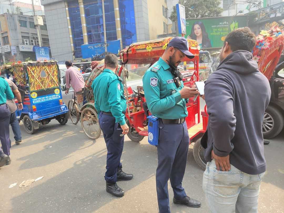 আইন অমান্য করে চলাচলকারী যানবাহনের বিরুদ্ধে বিশেষ অভিযান