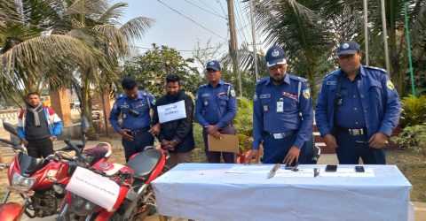 কালিয়াকৈর অস্ত্রসহ ছিনতাইকারী গ্রেফতার, মোটরসাইকেল ও ছিনতাই কাজে ব্যবহৃত সরঞ্জাম উদ্ধার