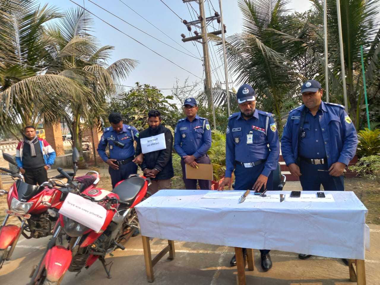 কালিয়াকৈর অস্ত্রসহ ছিনতাইকারী গ্রেফতার, মোটরসাইকেল ও ছিনতাই কাজে ব্যবহৃত সরঞ্জাম উদ্ধার