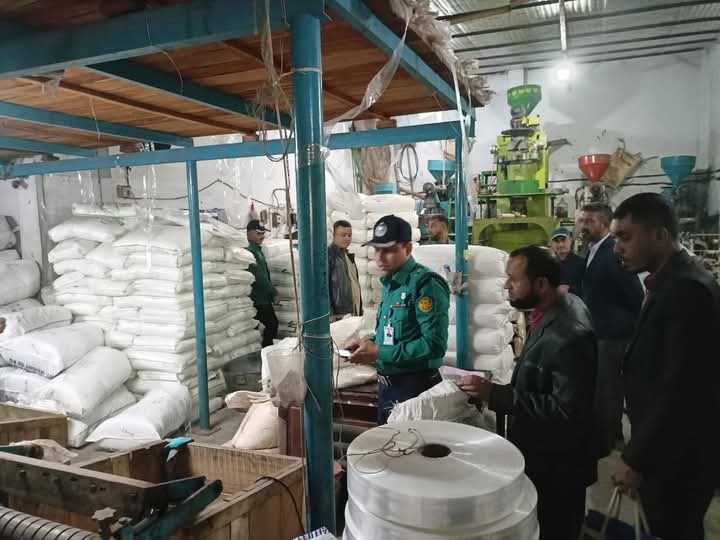 কামরাঙ্গীরচরে তিনটি পলিথিন কারখানা সিলগালা ও ১০০ টনের অধিক নিষিদ্ধ পলিথিন জব্দ: সার্বিক সহযোগিতায় ডিএমপির লালবাগ বিভাগ