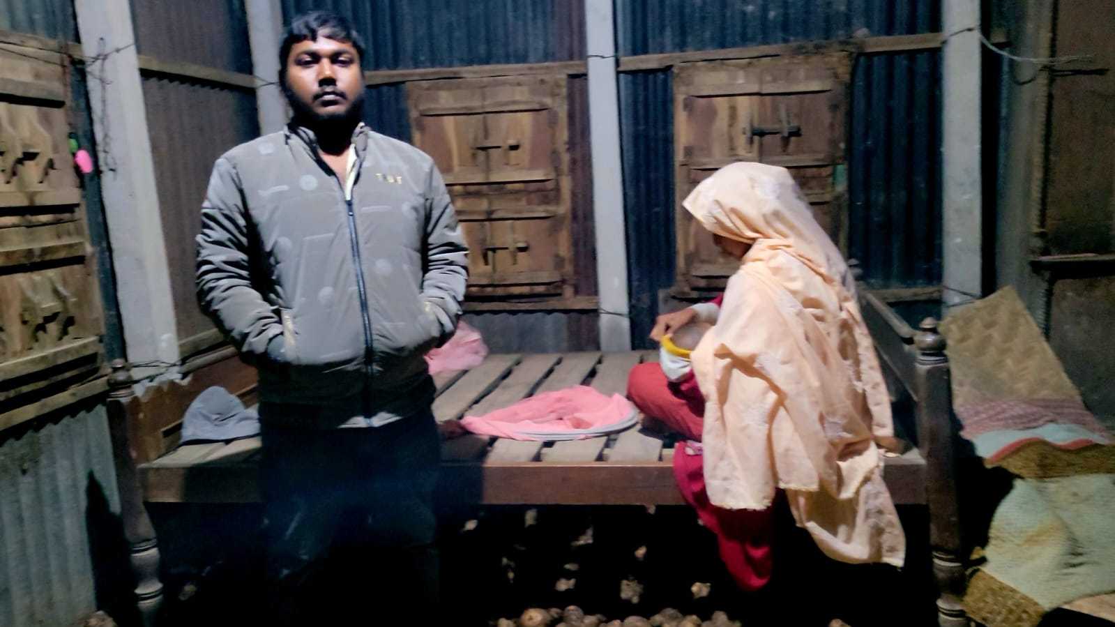 পিতৃত্বের দাবিতে বাবার বাড়িতে ছেলের অনশন: ২০ বছর পর পিতৃ পরিচয়ের সন্ধানে যুবক