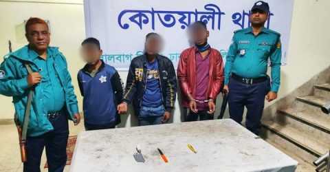 বিশেষ অভিযানে দেশীয় অস্ত্রসহ তিন পেশাদার ছিনতাইকারী গ্রেফতার