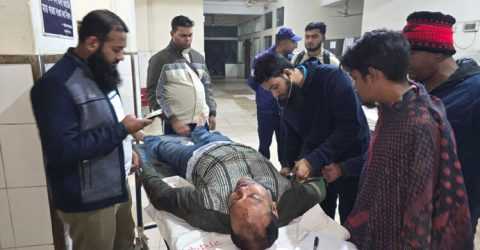 ডুমাইন বাজারে আসামি ধরতে গিয়ে ডিবি পুলিশের উপর হামলা, গুরুতর আহত ৩