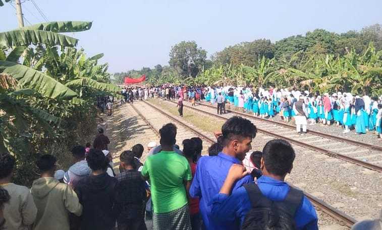 পুখুরিয়া স্টেশনে ট্রেনের যাত্রাবিরতি বাতিল করায় সদরপুরের যাত্রীদের ভোগান্তি 