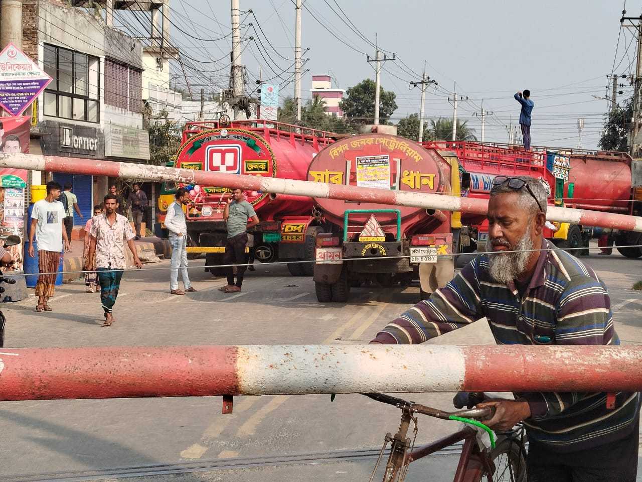 ট্যাংকলরি শ্রমিকদের কর্মবিরতি, ১৪ জেলায় জ্বালানি তেল সরবরাহ বন্ধ