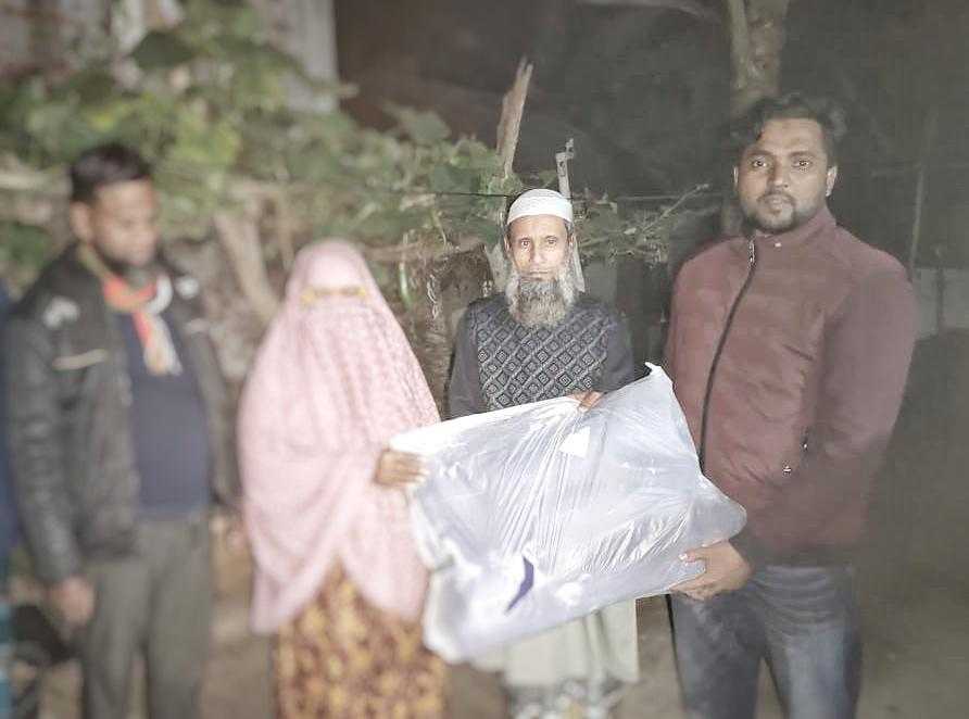 সিংড়ায় জামায়াতের পক্ষ থেকে শীতবস্ত্র বিতরণ
