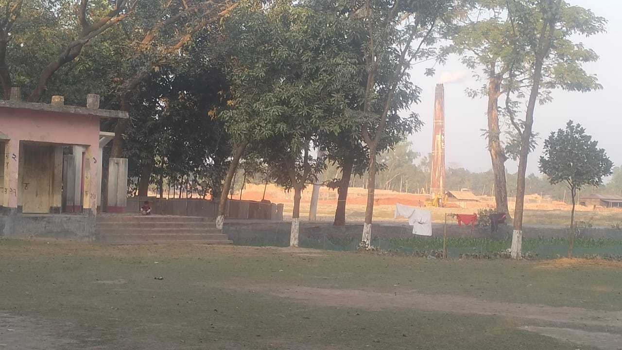 ফুলবাড়িতে শিক্ষার পরিবেশে হুমকি: স্কুল মাঠ ঘেঁষে অবৈধ ইটভাটা চালাচ্ছেন 