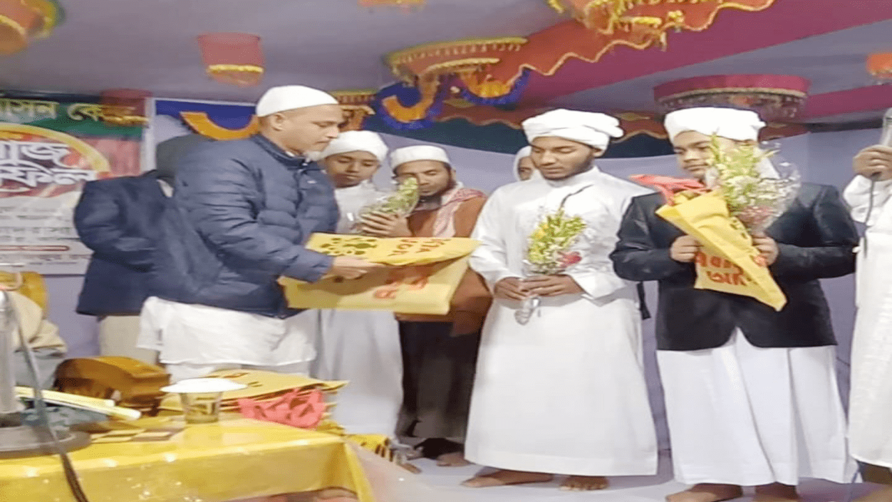 কালীগঞ্জে হাফেজ ছাত্রদের মাঝে পাগড়ী প্রদান ও দোয়া মাহফিল