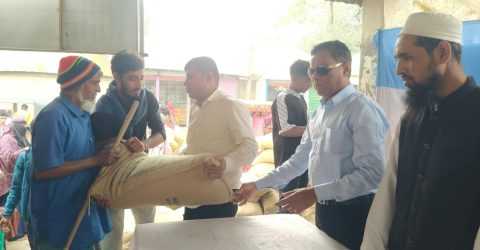 টাঙ্গাইলে দৃষ্টি প্রতিবন্ধীদের মাঝে জি আর চাল বিতরণ