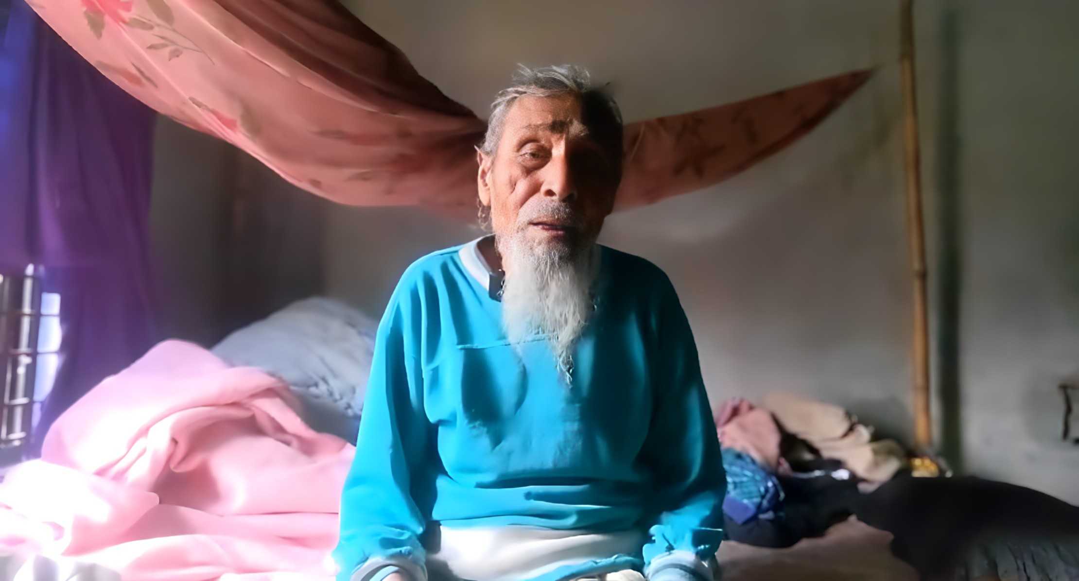 বড়াইগ্রামে সন্তানদের নির্যাতনের বর্ণনা দিয়ে কাঁদলেন ৯৩ বছর বয়সী বৃদ্ধ
