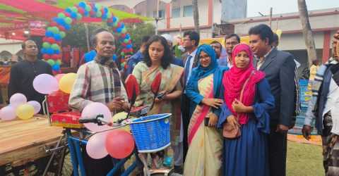 বড়াইগ্রামের চবি শিক্ষার্থী টুম্পা’র পাশে নাটোরের ডিসি আসমা শাহীন