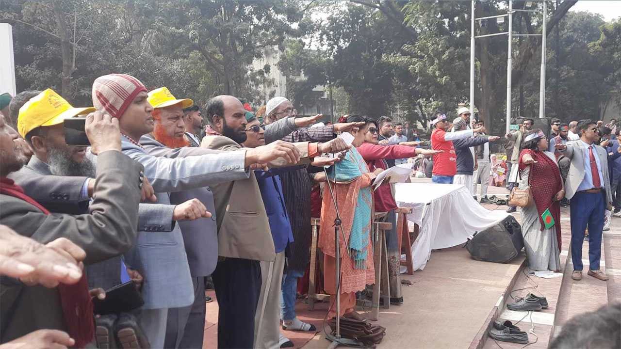 সরকারি প্রাথমিক বিদ্যালয়ের শিক্ষকরা দশম গ্রেডের দাবিতে জাতীয় শহীদ মিনারে সমাবেশ