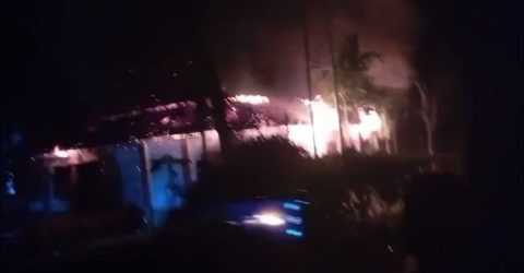 নাটোরে বৈদ্যুতিক শর্ট সার্কিট থেকে ভয়াবহ আগুন, পুড়ে ছাই বসতবাড়ি