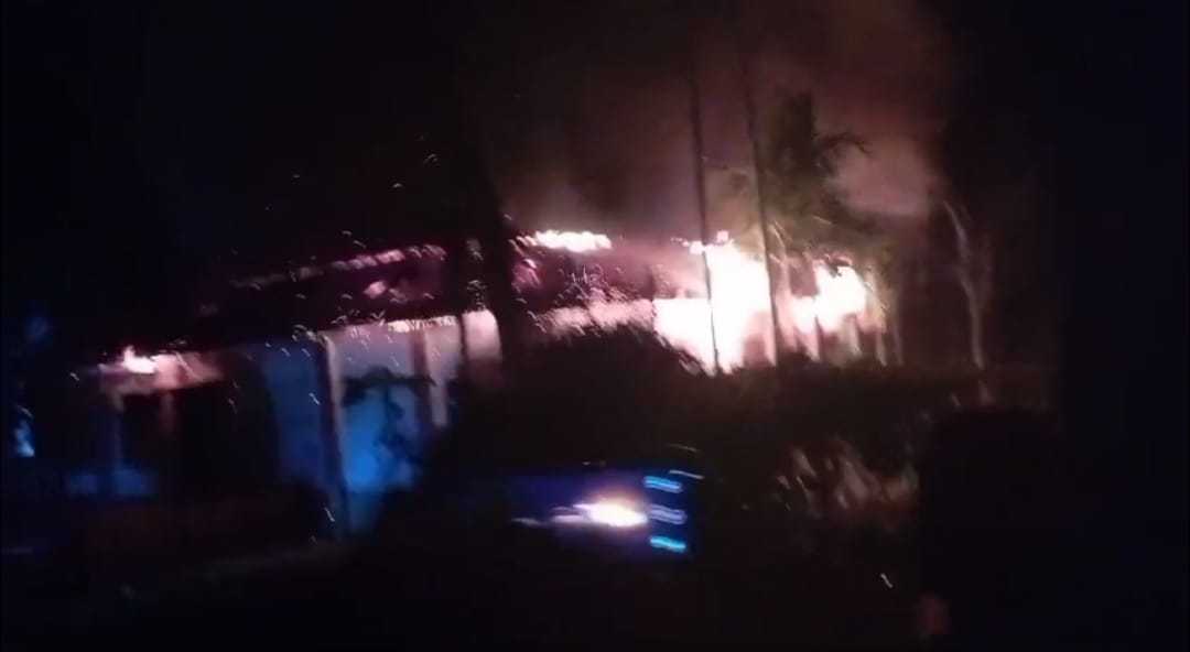 নাটোরে বৈদ্যুতিক শর্ট সার্কিট থেকে ভয়াবহ আগুন, পুড়ে ছাই বসতবাড়ি