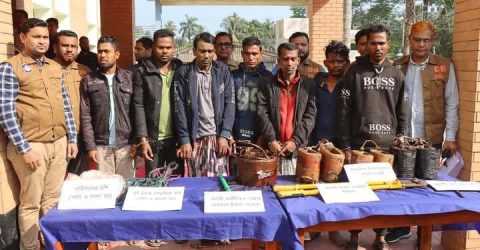 নাটোরে ডিবির অভিযানে ট্রাকসহ ট্রান্সফরমার চোর চক্রের ৭ সদস্য গ্রেফতার