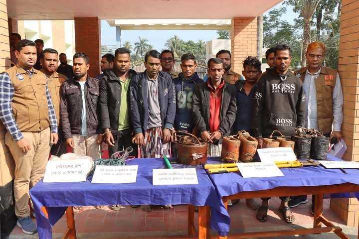 নাটোরে ডিবির অভিযানে ট্রাকসহ ট্রান্সফরমার চোর চক্রের ৭ সদস্য গ্রেফতার