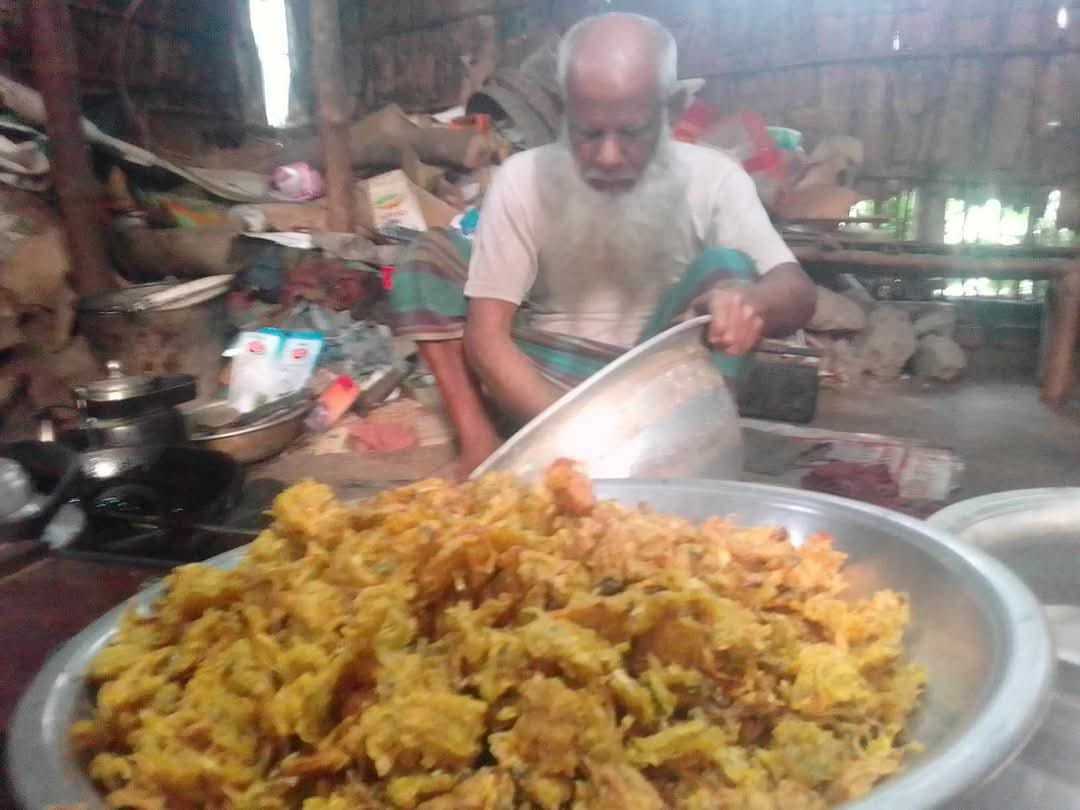 আট আনার পেঁয়াজু বিক্রী করে সংসার চালান এনামুল হক