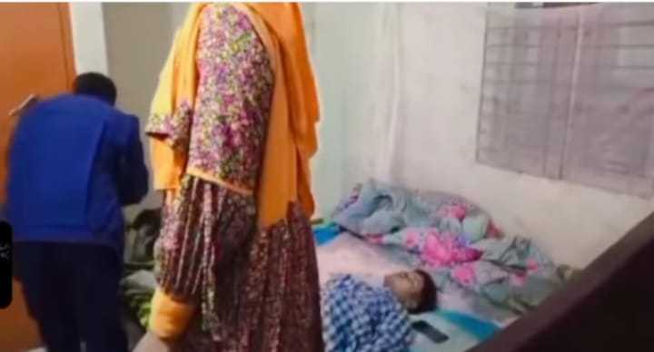 আশুলিয়ায় স্বামী’র লাশ বিছানায় ও স্ত্রী’র ঝুলন্ত মরদেহ উদ্ধার করেছেন থানা পুলিশ!