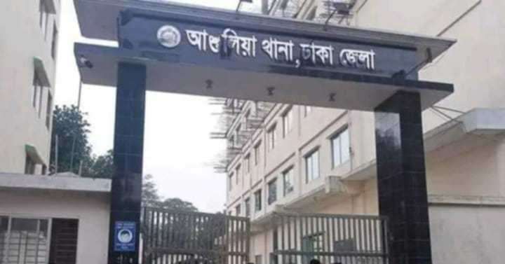 আশুলিয়ায় কারখানার ভিতরে শ্রমিকের ঝুলন্ত মরদেহ, গেট বন্ধ করে শ্রমিকদের বিক্ষোভ!