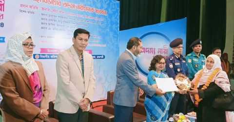 অদম্য নারী, বিভাগীয় সম্মাননা পেলেন সাংবাদিক তপুর মা আছিয়া