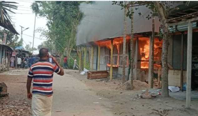 রংপুরে সংঘর্ষ: স্থানীয়দের সঙ্গে হিযবুত তাওহীদের সহিংসতায় ছয়টি বাড়িতে আগুন