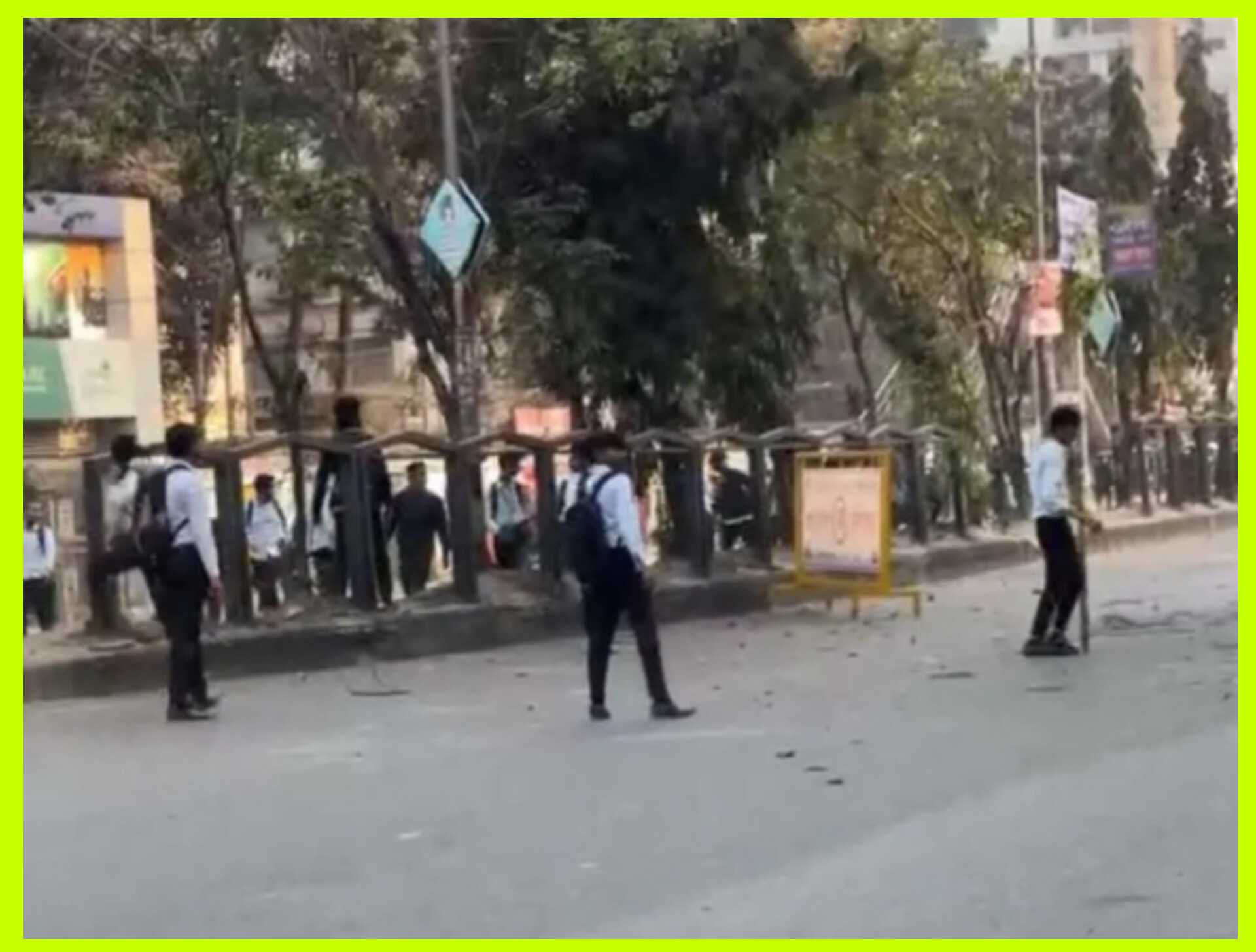 সায়েন্সল্যাব এলাকায় সিটি কলেজ ও আইডিয়াল কলেজের শিক্ষার্থীদের সংঘর্ষ