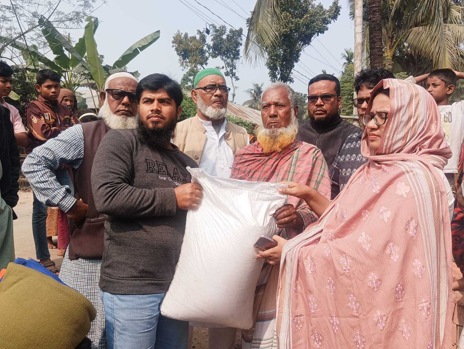 বড়াইগ্রামে অগ্নিকাণ্ডে নিঃস্ব পরিবারের পাশে ইউএনও, দিলেন সহায়তা