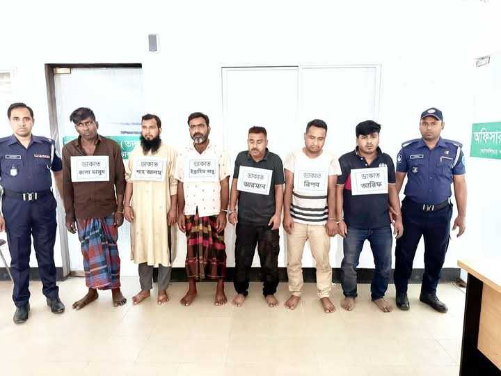 আশুলিয়ায় দুই ডাকাতসহ ৬ জনকে গ্রেফতার করেছেন থানা পুলিশ!