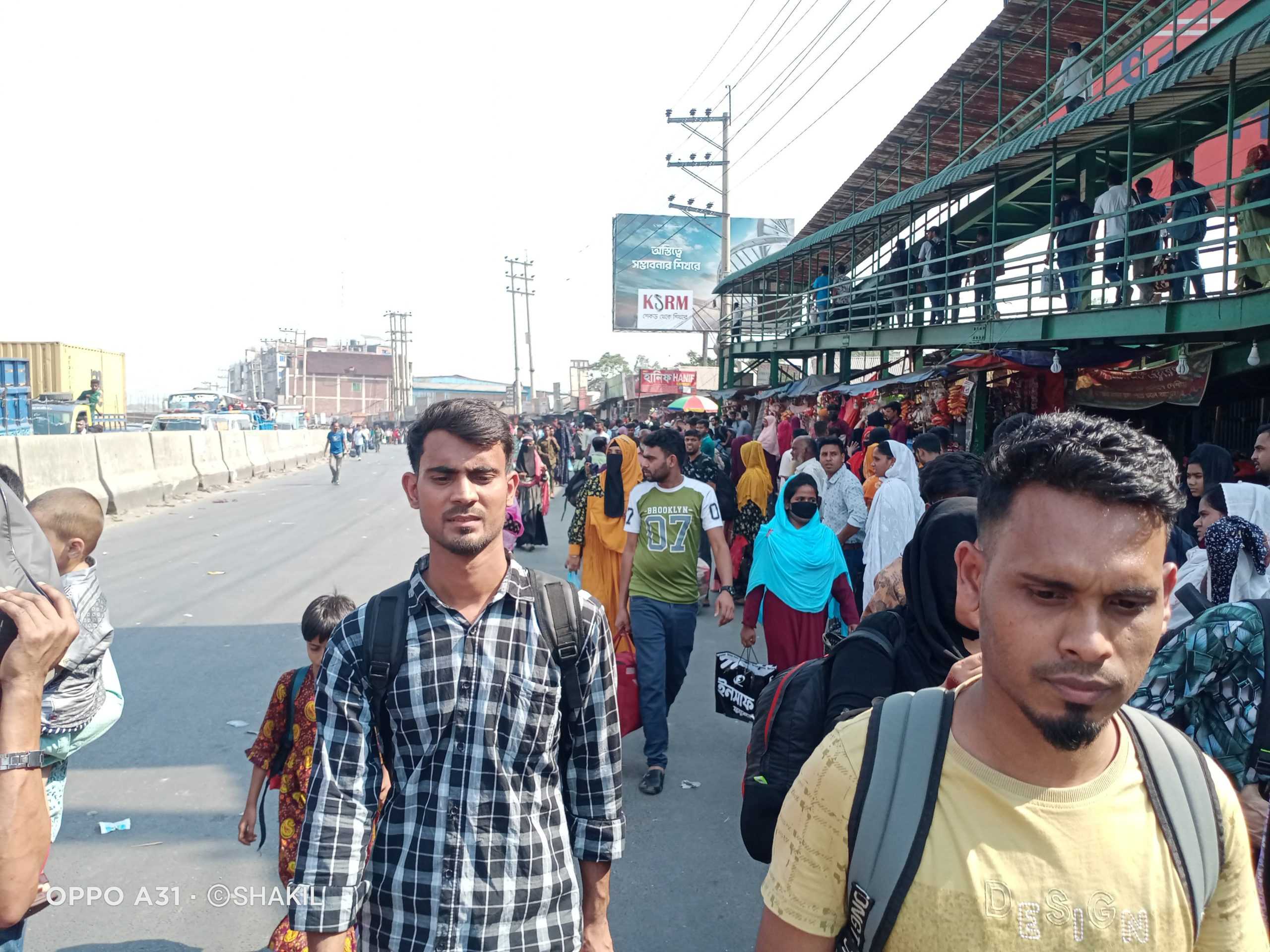 ঢাকা টাঙ্গাইল মহাসড়কে ঈদযাত্রায় নারীর টানে ঘরে ফেরা সকল শ্রমিকের উপচে পড়া ভিড় 