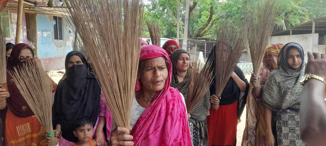সদরপুরে ভেকুও ড্রাম ট্রাক দিয়ে মাটি কাটার প্রতিবাদে এলাকাবাসীর ঝাড়ু মিছিল 
