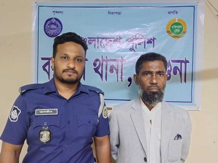 ডেভিলহান্ট অভিযানে বরগুনায় শ্রমিক লীগের আহ্বায়ক হালিম মোল্লা গ্রেফতার।