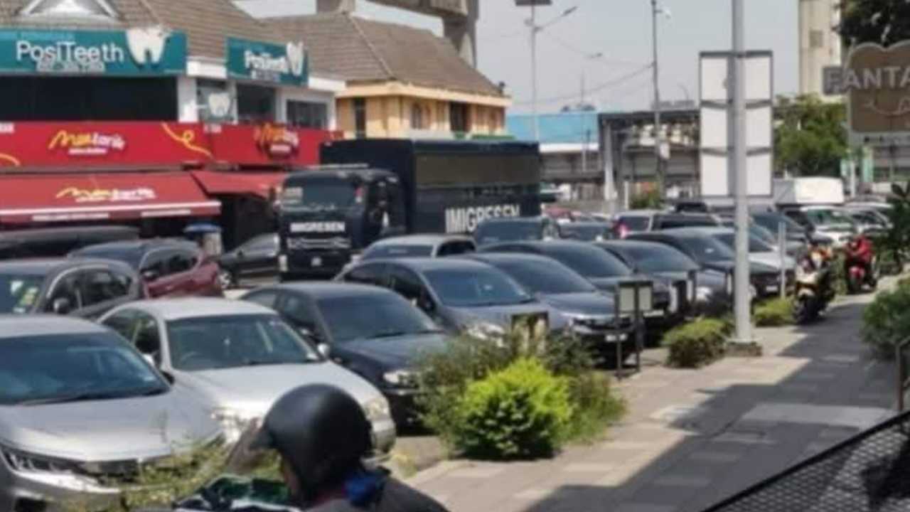 ইমিগ্রেশন অভিযান কুয়ালালামপুরের শপিং সেন্টারে – ১৪৩ জন অবৈধ অভিবাসী আটক।