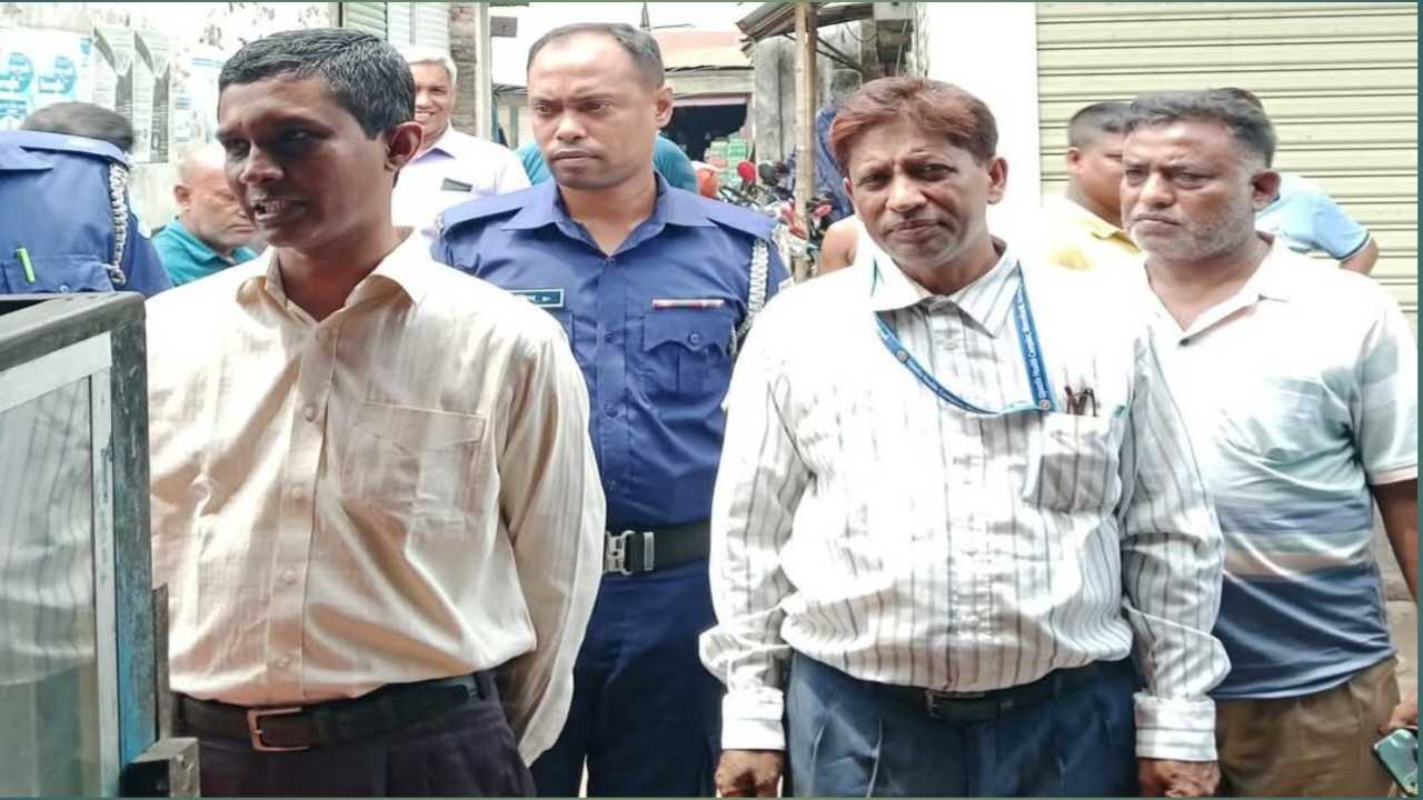 মনোহরদীতে ভোক্তা অধিকার সংরক্ষণ অধিদপ্তরের অভিযান: মেয়াদোত্তীর্ণ ও নিম্নমানের পণ্য বিক্রির দায়ে তিন ব্যবসায়ীকে জরিমানা