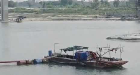 ফরিদপুরে গড়াই নদীতে অবৈধ ড্রেজার বন্ধ করে দিলেন ইউএনও আবু রাসেল