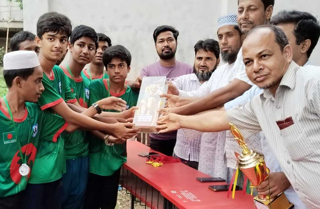 হোমনা ইসলামিয়া দাখিল মাদ্রাসায় মিনিবার ফুটবল টুর্নামেন্টের জমজমাট ফাইনাল অনুষ্ঠিত।