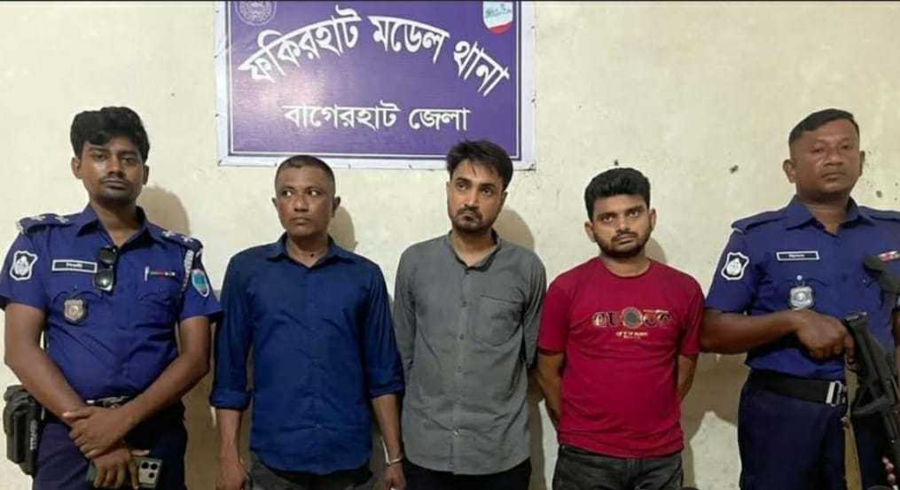 ইয়াবাসহ তিন মাদককারবারি ফকিরহাট থেকে গ্রেপ্তার।