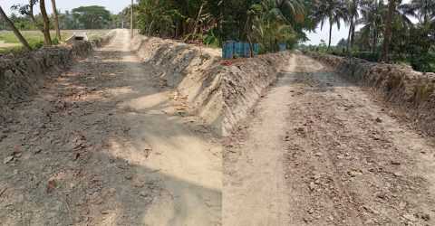 সাড়ে ৮শ’ মিটার রাস্তার কাজে ধীরগতি, চার গ্রামের পাঁচ শতাধিক মানুষের ভোগান্তি চরমে 