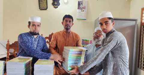বটিয়াঘাটায় ডা. শাহজাহান আকুঞ্জী তাওহীদি দাখিল মাদ্রাসায় দরিদ্র ও মেধাবী শিক্ষার্থীদের মাঝে বই বিতরণ