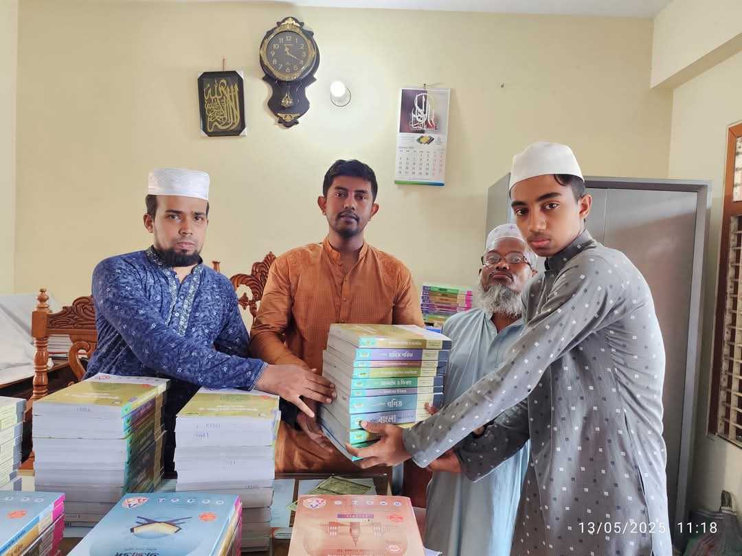 বটিয়াঘাটায় ডা. শাহজাহান আকুঞ্জী তাওহীদি দাখিল মাদ্রাসায় দরিদ্র ও মেধাবী শিক্ষার্থীদের মাঝে বই বিতরণ