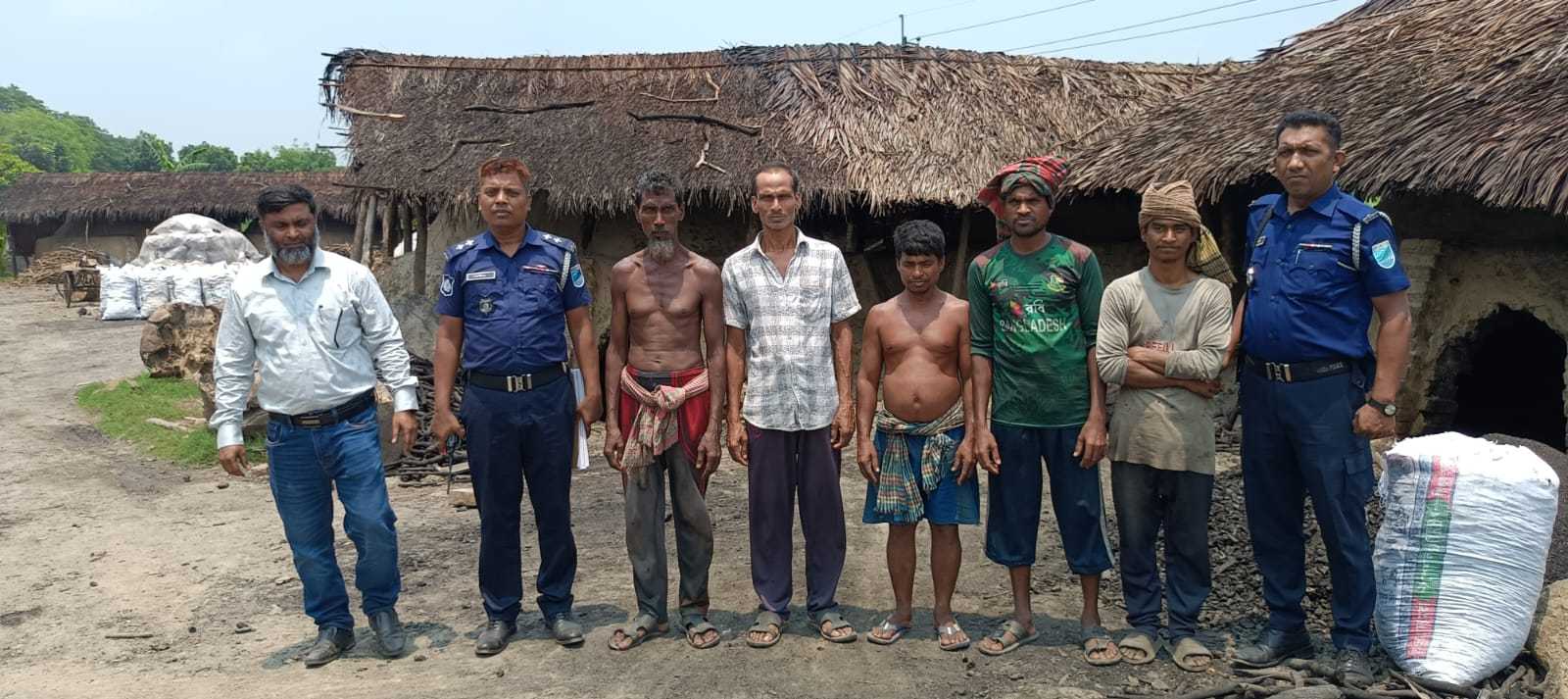 বোয়ালমারীতে কয়লার কারখানায় যৌথ বাহিনীর অভিযান ৫০ হাজার টাকা জরিমানা