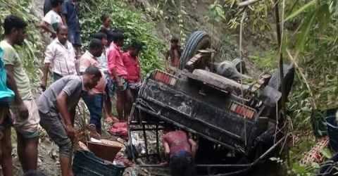 আলিকদমে জীবগাড়ি খাদে পড়ে নিহত ১, আহত ২৩