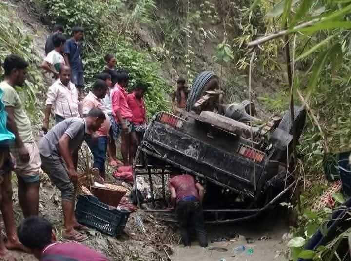 আলিকদমে জীবগাড়ি খাদে পড়ে নিহত ১, আহত ২৩