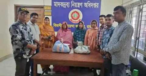 গোমস্তাপুরে হেরোইন ও গাজাসহ তালিকাভূক্ত মাদক ব্যবসায়ী গ্রেফতার।