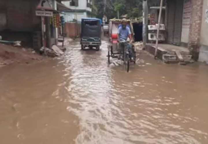 পলাশবাড়ী পৌরসভায় উন্নয়নের নামে অপরিকল্পিত ড্রেনেজ নির্মাণ পানি প্রবাহে বিঘ্ন