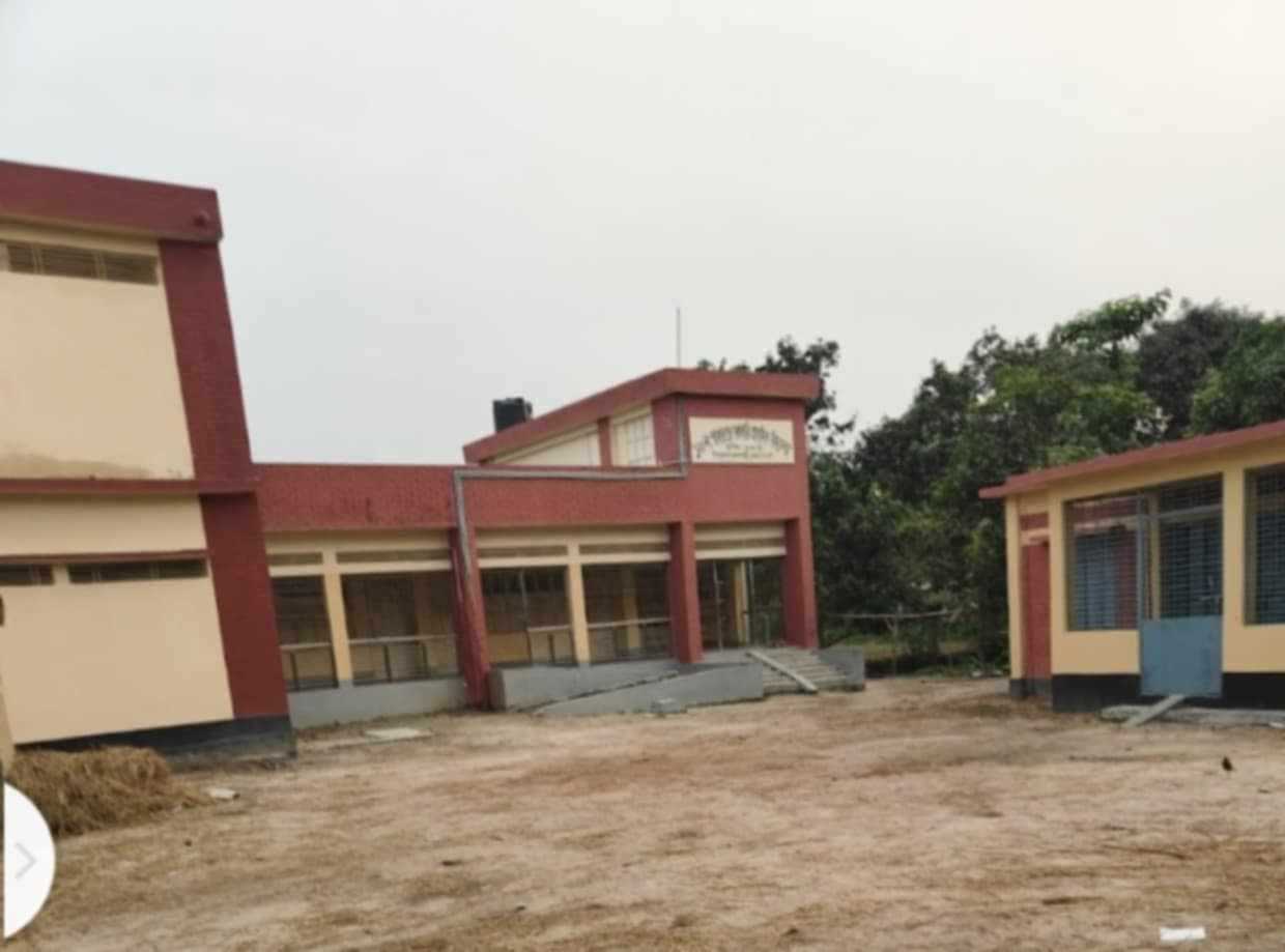 নওগাঁর বদলগাছীতে দেরিতে স্কুলে আসায় শিক্ষককে শোকজ 