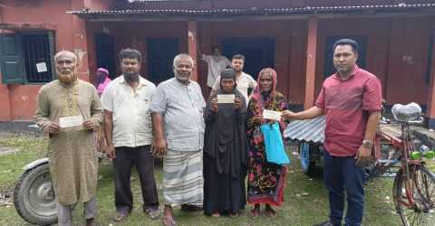 রংপুর সদর উপজেলায় ২৭ পরিবারের মধ্যে টিন ও নগদ অর্থ প্রদান
