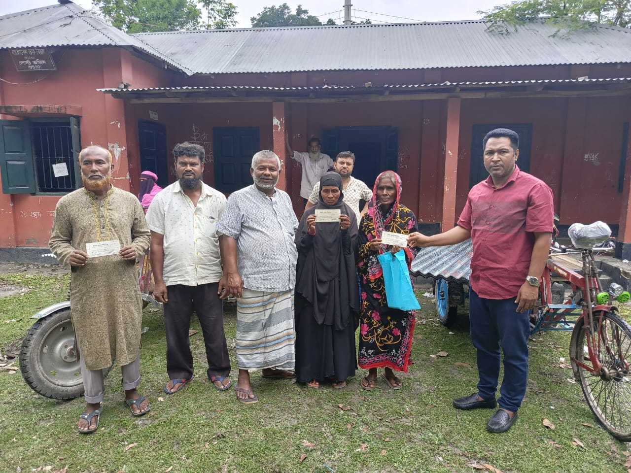 রংপুর সদর উপজেলায় ২৭ পরিবারের মধ্যে টিন ও নগদ অর্থ প্রদান